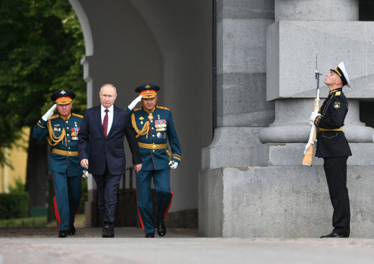 Russian President Vladimir Putin, Western Military District Colonel-General Alexander Zhuravlev (L) and Russian Defense Minister Sergei Shoigu (3L) attend the Navy Day parade in St. Petersburg on July 25, 2021. (Photo by Alexey NIKOLSKY / SPUTNIK / AFP) (Photo by ALEXEY NIKOLSKY/SPUTNIK/AFP via Getty Images)